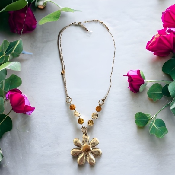NWOT Adorable flower necklace - Picture 1 of 3